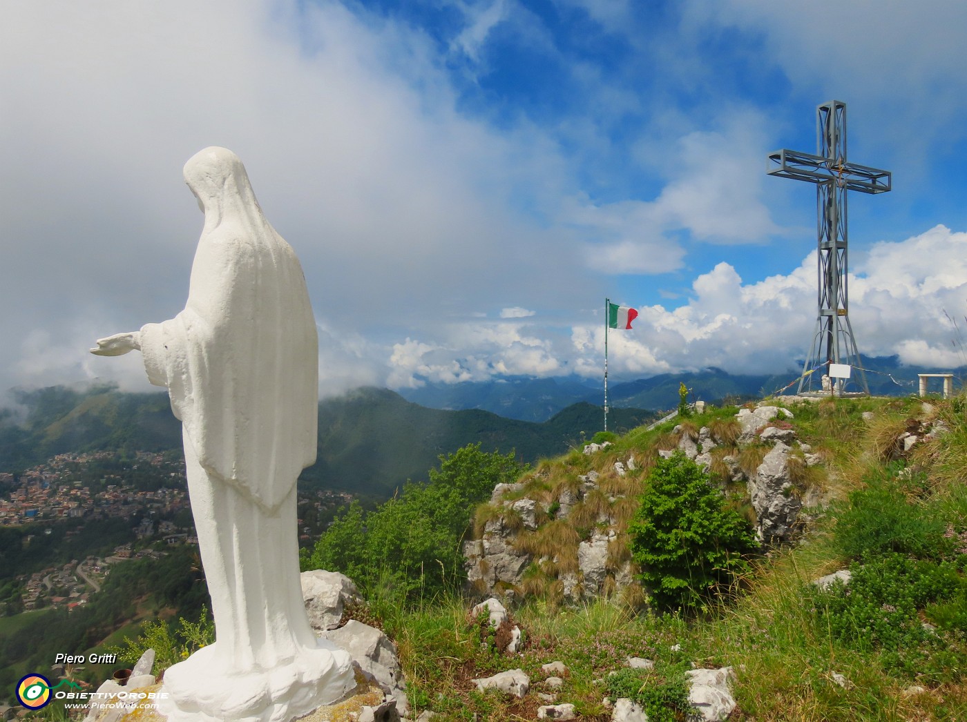 52 Dalla bianca Madonnina la croce di vetta Cornagera (1311 m).JPG